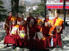 Группа бурятских монахов перед монастырем Намгьял 