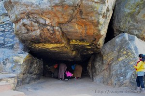 Пещера на холме Гридхракута. Говорят, что Будда Шакьямуни пребывал здесь около двенадцати лет.