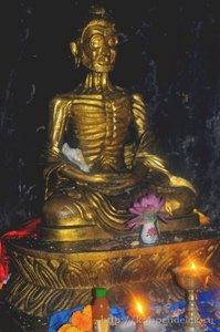 Статуя Будды в одной из пещер пещерного комплекса Дунгешвари (Махакалы) в окрестностях Бодхгайи.