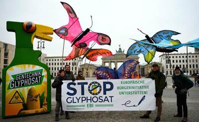 На фото: активисты на фоне Бранденбургских ворот выступают против использования пестицида глифосата, Берлин, Германия (Фото: Britta Pedersen/dpa/Global Look Press)
