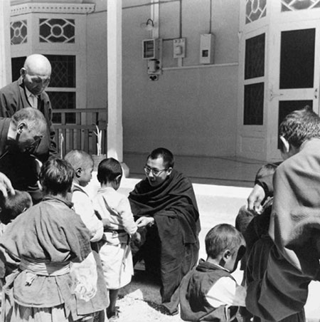 Его Святейшество встречает первых тибетских детей беженцев  в Дхарамсале.Начало шестидесятых.