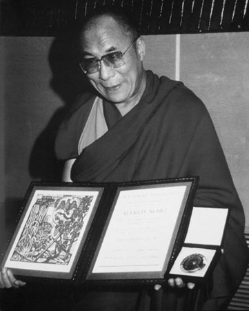 Присуждение Его Святейшеству Далай-ламе XIV Нобелевской премии мира за провозглашение ненасильственной борьбы за свободу Тибета. 10 декабря 1989 года.