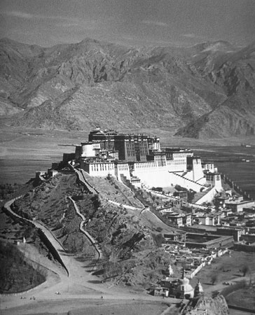 Вид на Поталу, зимний дворец Далай-ламы с горы Чакпори.