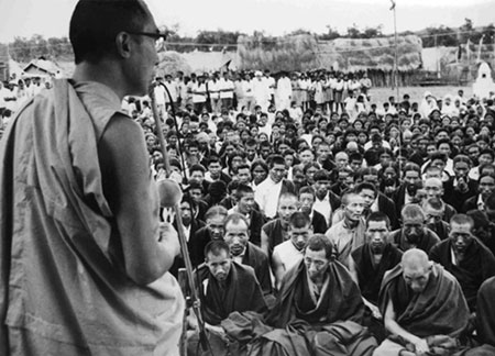 Выступление перед первыми тибетскими беженцами южных поселений. Начало шестидесятых.