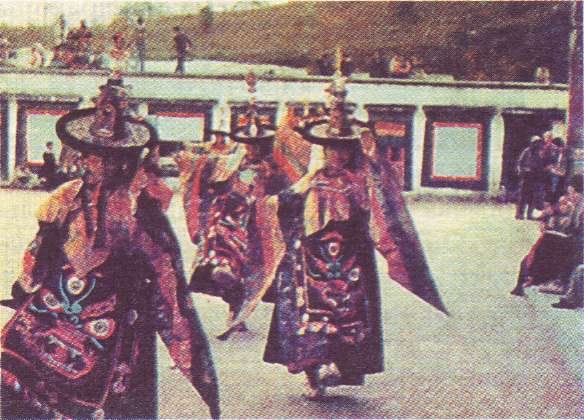 Танцы лам в монастыре Кагью.
