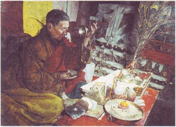 Монах, совершающий ритуальную практику.