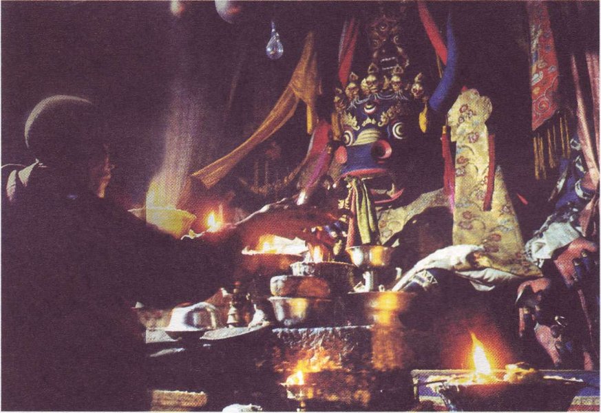 Храмовое жертвоприношение. Пуджа в тибетском монастыре.