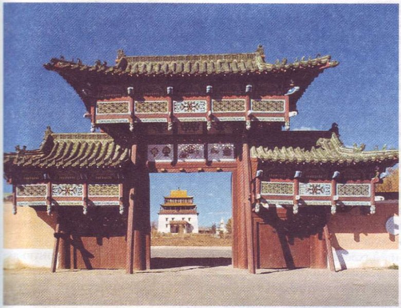 Триумфальные ворота монастыря Гандантэгчинлин в Улан-Баторе. Монголия.