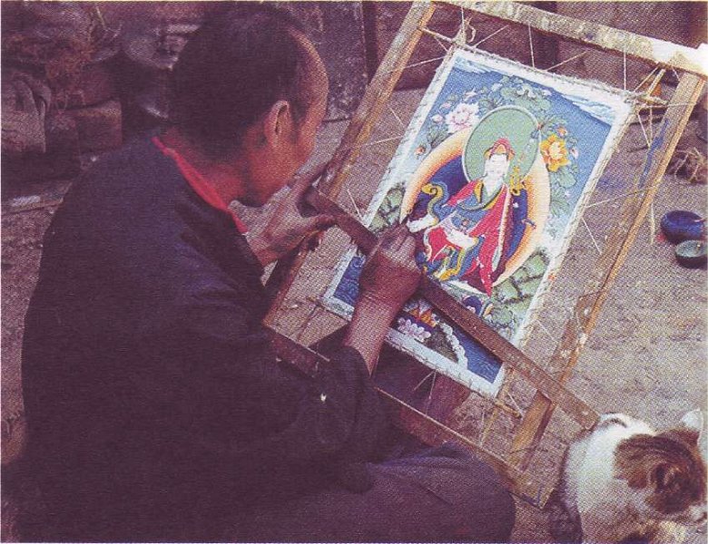 Тибетский художник за исполнением танка.